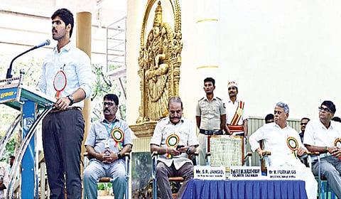 ஆர்எம்கே பொறியியல் கல்லூரியில் நடைபெற்ற வழிகாட்டுதல் அமர்வில் திருவள்ளூர் ஆட்சியர் எம்.பிரதாப் உரையாற்றினார். உடன் தமிழக காவல் துறை முன்னாள் இயக்குநர் எஸ்.ஆர்.ஜாங்கிட், ஆர்எம்கே கல்வி நிறுவனங்களின் நிறுவனர் மற்றும் தலைவர் ஆர்.எஸ்.முனிரத்தினம் உள்ளிட்டோர்.