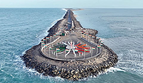தனுஷ்கோடி அரிச்சல்முனை பகுதியில் நடைபெற்ற சுதந்திர தினக் கொண்டாட்டம்.
