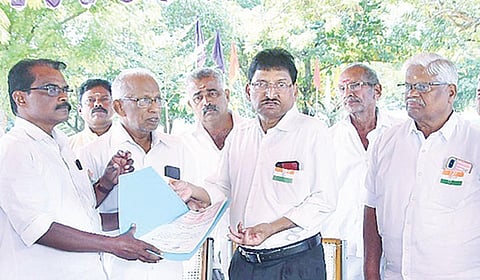 தஞ்சாவூர் மாவட்டம் திருமங்கலக்கோட்டை கீழையூர் அரசு மேல்நிலைப் பள்ளிக்கு ரூ.2 கோடி மதிப்பிலான இடத்துக்கான பத்திரத்தை வட்டார கல்வி வளர்ச்சி குழு அறக்கட்டளை நிர்வாகிகளிடம் நேற்று வழங்கிய தொழிலதிபர் பொன்.கோவிந்தராஜ்.