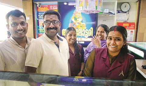 லாட்டரி கடை ஊழியருடன் ஜெயேஷ் குமார். (கண்ணாடி அணிந்திருப்பவர்).