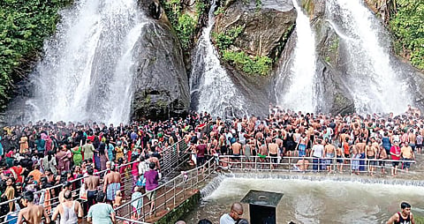 குற்றாலம் அருவிகளில் நேற்று தண்ணீர் ஆர்ப்பரித்துக் கொட்டியது. ஐந்தருவியில் சுற்றுலாப் பயணிகள் குளிக்க அனுமதி அளிக்கப்பட்டது. விடுமுறை நாளான நேற்று ஏராளமானோர் அருவிகளில் குளித்து மகிழ்ந்தனர்.