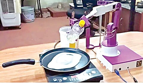 பெங்களூருவில் தோசை சுடும் ரோபோவை கண்டுபிடித்த பொறியாளர்!