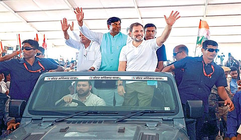 பிஹார் மாநிலம் சசாரமில் இண்டியா கூட்டணி சார்பில் ‘‘வாக்காளர் அதிகார யாத்திரை’’ நேற்று தொடங்கியது. இதில், பங்கேற்க வந்த மக்களவை எதிர்க்கட்சி தலைவரும், காங்கிரஸ் கட்சி எம்.பி.யுமான ராகுல் காந்தியை ராஷ்டிரிய ஜனதா தள தலைவர் தேஜஸ்வி யாதவ் தனது ஜீப்பில் அழைத்து சென்றார். அப்போது, ராகுல் தொண்டர்களை பார்த்து உற்சாகமாக கையசைத்தார்.படம்: பிடிஐ