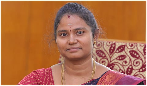 சங்கரன்கோவில் நகராட்சி தலைவர் தேர்தலில் வெற்றி பெற்ற திமுகவை சேர்ந்த கவுசல்யா.