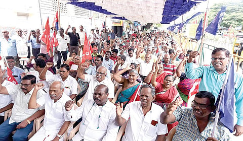 பல்வேறு கோரிக்கைகளை வலியுறுத்தி அரசாங்க போக்குவரத்து ஊழியர் சங்கம் - சிஐடியு சார்பில் தொடர் காத்திருப்பு போராட்டம், சென்னை பல்லவன் இல்லம் அருகே மாநிலத் தலைவர் அ.சவுந்தரராசன் தலைமையில் நேற்று நடைபெற்றது. | படம்: எல்.சீனிவாசன் |