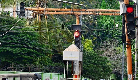 போக்குவரத்து சிக்னல்கள்: போதிய அக்கறை தேவை!