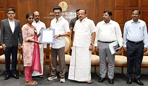 வேளாண்மை, பொதுப்பணி, நெடுஞ்சாலைத் துறையில் 412 பேருக்கு பணி நியமன ஆணை: முதல்வர் வழங்கினார்