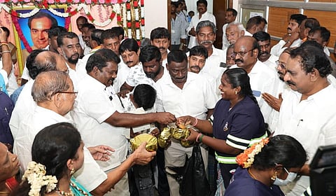 ராஜீவ் காந்தியின் 81-வது பிறந்தநாள் விழாவில் தூய்மைப் பணியாளர்களுக்கு நலத்திட்ட உதவிகள்: செல்வப் பெருந்தகை வழங்கினார்