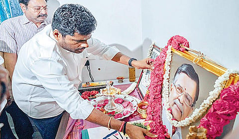 சென்னை தி.நகரில் உள்ள இல.கணேசனின் வீட்டுக்கு சென்று அவரது படத்துக்கு பாஜக முன்னாள் மாநில தலைவர் அண்ணாமலை மாலை அணிவித்து மரியாதை செலுத்தினார்.