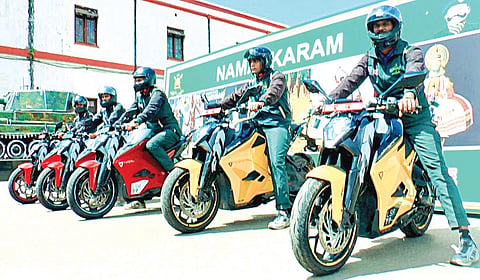 முன்னாள் வீரர்களின் குறைகளைக் கேட்டறிய ராணுவத்தினர் இருசக்கர வாகனப் பேரணி