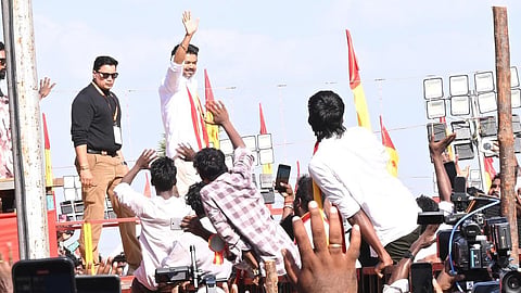 மதுரை மாநாட்டில் தவெக தலைவர் விஜய்.