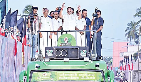 மக்களைக் காப்போம், தமிழகத்தை மீட்போம்’ என்ற தலைப்பில் சுற்றுப்பயணம் மேற்கொண்டுள்ள அதிமுக பொதுச்செயலாளர் பழனிசாமி நேற்று செய்யூர் பேருந்து நிலையம் அருகே மக்களை சந்தித்து பேசினார்.