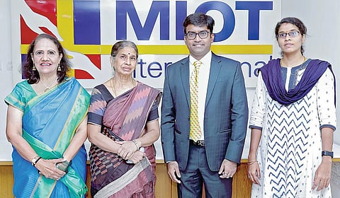 மியாட் மருத்துவமனையில் சிக்கலான ரோபோடிக் அறுவை சிகிச்சை செய்துகொண்ட சாந்தா குமாரியுடன் அவரது மகள், மருத்துவமனையின் தலைவர் மல்லிகா மோகன்தாஸ், தலை மற்றும் கழுத்து புற்றுநோய் அறுவை சிகிச்சை நிபுணர் அருண் மித்ரா உள்ளிட்டோர்.
