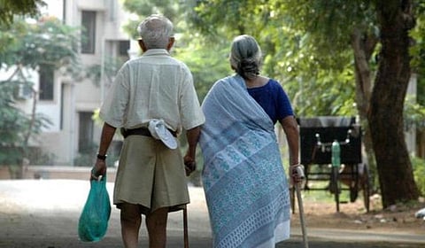 பிள்ளைகளால் கைவிடப்பட்டோருக்கு முன்னுரிமை: சென்னையில் முதியோர்களுக்கு உதவி மையம் அமைத்து உதவும் போலீஸ்