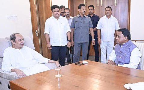 ஒடிசா: எதிர்க்கட்சித் தலைவர் நவீன் பட்நாயக்கை சந்தித்து நலம் விசாரித்த முதல்வர் மோகன் சரண் மாஜி