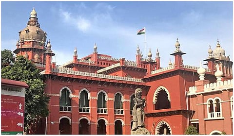 மனித உரிமை மீறல் ஈடுபட்டதாக உதவி ஆய்வாளருக்கு விதிக்கப்பட்ட அபராதம் ரத்து: சென்னை ஐகோர்ட் உத்தரவு