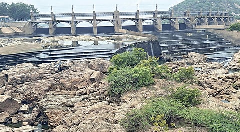 மேட்டூர் அணையில் இருந்து உபரிநீர் வெளியேற்றப்படுவது நிறுத்தப்பட்டுள்ள நிலையில், தண்ணீரின்றி பாறைகளாக காட்சியளிக்கும் 16 கண் மதகு பகுதி.
