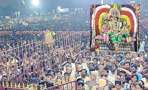 ஆவணி மாத அமாவாசையை முன்னிட்டு மேல்மலையனூர் அங்காளம்மன் கோயிலில் ஊஞ்சல் உற்சவத்தைக் காணத் திரண்ட ஆயிரக்கணக்கான பக்தர்கள். (உள்படம்) சிறப்பு அலங்காரத்தில் அம்மன்.