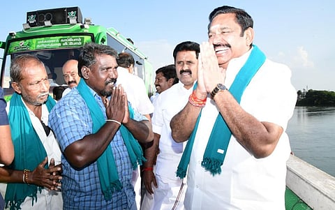 திருச்சி - சென்னை தேசிய நெடுஞ்சாலையில் அதிமுக பொதுச்செயலாளர் பழனிசாமிக்கு வரவேற்பு அளித்த விவசாயிகள்.