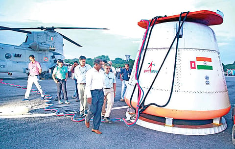 விண்வெளியில் இருந்து பூமிக்கு விண்கலத்தை பாதுகாப்பாக தரையிறக்குவதற்கான பாராசூட் சோதனை ஸ்ரீஹரிகோட்டாவில் நேற்று நடத்தப்பட்டது. இதற்காக சினூக் ஹெலிகாப்டரில் 4 கி.மீ. உயரத்துக்கு விண்கலம் எடுத்துச் செல்லப்பட்டது.படம்: பிடிஐ