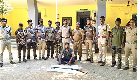 ஶ்ரீவில்லிபுத்தூர் அருகே நாட்டு துப்பாக்கி மூலம் மான் வேட்டையாட முயன்ற காவலர் கைது