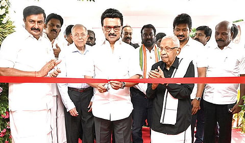 கோட்டூர்புரத்தில் சென்னை இதழியல் கல்வி நிறுவனத்தை முதல்வர் மு.க.ஸ்டாலின் நேற்று தொடங்கி வைத்தார். உடன் திராவிடர் கழகத் தலைவர் கி.வீரமணி, துணை முதல்வர் உதயநிதி ஸ்டாலின், அமைச்சர்கள் மு.பெ.சாமிநாதன், மா.சுப்பிரமணியன், சென்னை இதழியல் நிறுவனத்தின் நிர்வாகக் குழு தலைவர் ‘இந்து’ என்.ரவி, விஜய் வசந்த் எம்.பி., தமிழ் வளர்ச்சி மற்றும் செய்தித்துறை செயலாளர் வே.ராஜாராமன் உள்ளிட்டோர்.