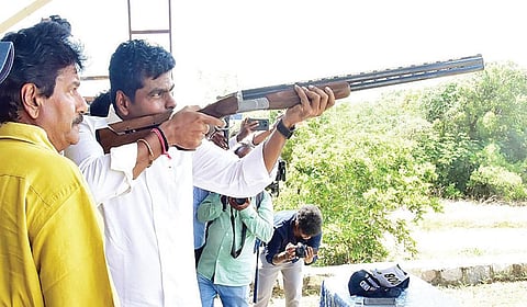கீரனூர் அருகே ஆவாரங்குடிப்பட்டியில் நேற்று துப்பாக்கி சுடும் போட்டியை தொடங்கி வைத்த பாஜக முன்னாள் மாநில தலைவர் அண்ணாமலை.