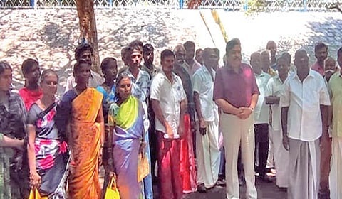 திருச்சி முக்கொம்பில் நேற்று ஆற்றுப் பாதுகாப்புக் கோட்ட உதவிச் செயற்பொறியாளர் முருகானந்தத்தை சந்தித்து மனு அளித்த திருப்பராய்த்துறை விவசாயிகள்.