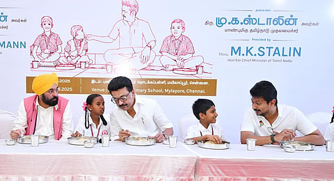 சென்னை மயிலாப்பூர் புனித சூசையப்பர் பள்ளியில் நகர்ப்புற அரசு உதவிபெறும் பள்ளிகளுக்கும் காலை உணவு வழங்கும் திட்டத்தை தொடங்கிவைத்து, குழந்தைகளுடன் அமர்ந்து உணவருந்தினார் முதல்வர் மு.க.ஸ்டாலின். உடன், பஞ்சாப் முதல்வர் பகவந்த் மான், தமிழக துணை முதல்வர் உதயநிதி.