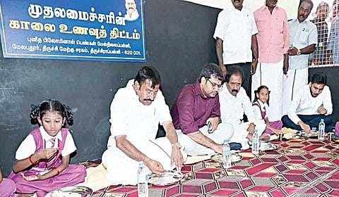 திருச்சி மேலப்புதூர் பிலோமினாள் பள்ளியில் முதல்வரின் காலை உணவு விரிவாக்கத் திட்டத்தை நேற்று தொடங்கிவைத்து, குழந்தைகளுடன் அமர்ந்து உணவு சாப்பிட்ட அமைச்சர் கே.என்.நேரு.