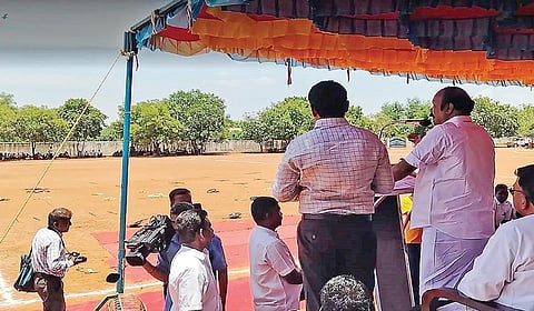 சிவகங்கையில் ஆளே இல்லாமல் வெறிச்சோடி கிடந்த மாவட்ட விளையாட்டு மைதானத்தை பார்த்து பேசிய அமைச்சர் கே.ஆர்.பெரியகருப்பன்.