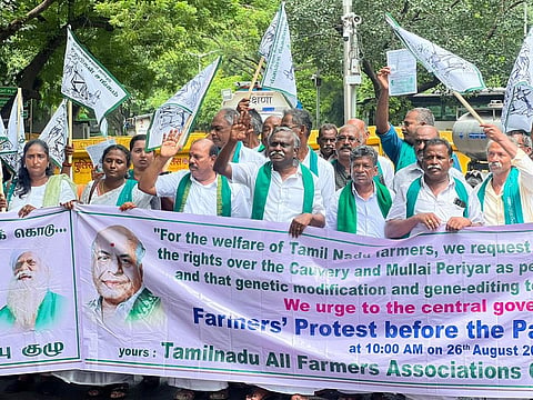 மேகேதாட்டு அணை கட்ட எதிர்ப்பு - டெல்லியில் தமிழக விவசாயிகள் ஆர்ப்பாட்டம்