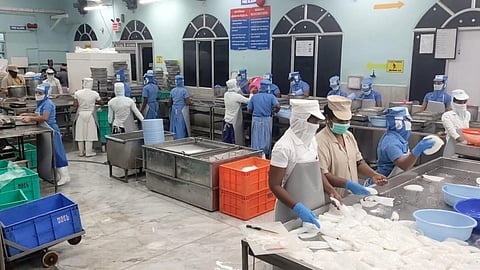 தூத்துக்குடியில் உள்ள கடல் உணவு ஏற்றுமதி நிறுவனத்தில் மீன்களை பதப்படுத்தும் பணியில் ஈடுபட்டுள்ள தொழிலாளர்கள்.