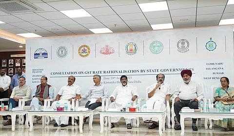 ஜிஎஸ்டி சீர்திருத்தத்தால் ரூ.2 லட்சம் கோடி வருவாய் பாதிப்பு: இழப்பீடு கோரும் எதிர்க்கட்சிகள் ஆளும் மாநிலங்கள்
