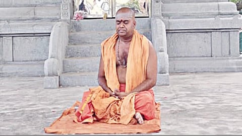 மதுரை ஆதீனத்துக்கு எதிராக ஸ்ரீமத் விஷ்வலிங்க தம்புரான் தர்ணா போராட்டம்