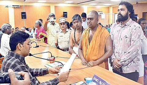 மாவட்ட ஆட்சியர் பிரவீன்குமாரிடம் மனு அளித்த மத் விஷ்வலிங்க தம்புரான். | படம்: எஸ்.கிருஷ்ணமூர்த்தி |