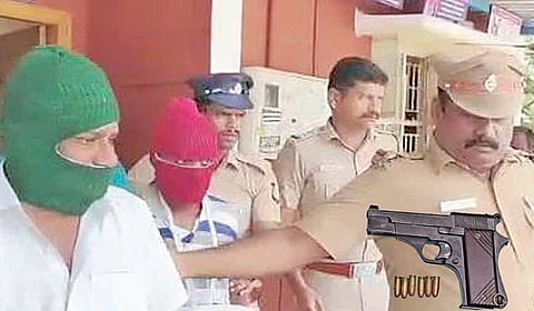 கைதானவர்களை நீதிமன்றத்துக்கு அழைத்துச் சென்ற போலீஸார். (அடுத்த படம்) பறிமுதல் செய்யப்பட்ட துப்பாக்கி மற்றும் தோட்டாக்கள்.