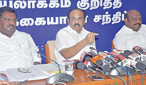 தமிழக அரசின் தொலை நோக்குத் திட்டங்கள் குறித்து நேற்று அமைச்சர் தங்கம் தென்னரசு செய்தியாளர்களிடம் விளக்கினார். உடன் அமைச்சர்கள் எஸ்.எஸ்.சிவசங்கர், கோவி.செழியன். | படம்: எல்.சீனிவாசன் |