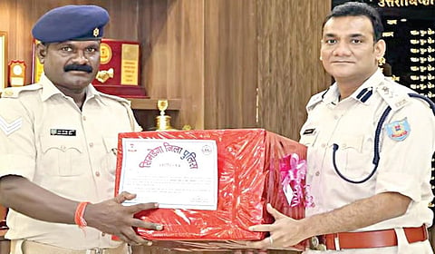 காவலருக்கு பரிசு வழங்கும் சிம்டேகா எஸ்.பி. எம்.அர்ஷி.