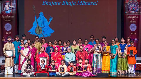 கலிபோர்னியாவின் பாலோ ஆல்டோவில் நடைபெற்ற டிரினிட்டி இசைப் பள்ளியின் 35-ம் ஆண்டு விழாவில் பங்கேற்ற சிறப்பு விருந்தினர்கள், இசைக் கலைஞர்கள் மற்றும் விருதாளர்கள்.