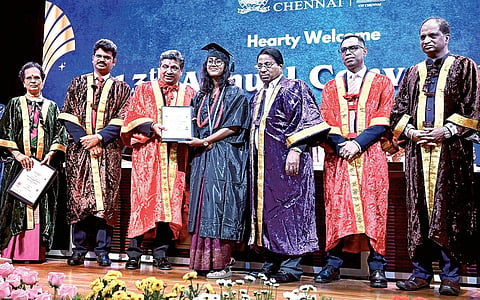 விஐடி சென்னை பல்கலைக்கழக 13-வது பட்டமளிப்பு விழா நேற்று மேலக்கோட்டையூர் பல்கலைக்கழக வளாகத்தில் நடந்தது. விழாவில் நிறுவனர் வேந்தர் ஜி.விசுவநாதன் மாணவ மாணவிகளுக்கு பதக்கங்கள் வழங்கினார். அமைச்சர் பழனிவேல் தியாகராஜன் பட்டங்களை வழங்கினார். அருகில் வங்கதேச தூதரகத்தின் துணை தூதர் ஷெல்லி சலேஹின், விஐடி துணைத் தலைவர்கள் சங்கர் விசுவநாதன், ஜிவி.செல்வம், துணைவேந்தர் காஞ்சனா பாஸ்கரன் ஆகியோர் உள்ளனர்.படம்:எம்.முத்துகணேஷ்