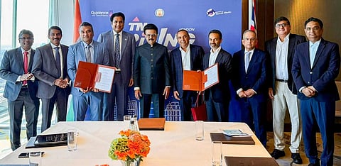 லண்டனில் முதல்வர் ஸ்டாலின் முன்னிலையில், ரூ.7,500 கோடி முதலீட்டுக்கான புரிந்துணர்வு ஒப்பந்தத்தில் இந்துஜா குழுமம் கையெழுத்திட்டுள்ளது. இந்த நிகழ்வில் அமைச்சர் டிஆர்பி.ராஜா, முதல்வரின் செயலர் உமாநாத், தொழில் துறை செயலர் அருண் ராய், தமிழ்நாடு தொழில் வழிகாட்டி நிறுவன மேலாண்மை இயக்குநர் தாரேஸ் அகமது, இந்துஜா குழும தலைமை நிர்வாகி தீரஜ் இந்துஜா மற்றும் உயர் அதிகாரிகள் பங்கேற்றனர்.