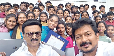 தலைசிறந்த உயர் கல்வி நிறுவனங்களில் சேர்க்கை பெற்ற பழங்குடியின மாணவர்களை முதல்வர் ஸ்டாலின், துணை முதல்வர் உதயநிதி ஆகியோர் பாராட்டினர்.