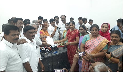 செங்கோட்டையனுக்கு ஆதரவாக கோபியில் 2-வது நாளாக தொடரும் அதிமுகவினரின் ‘மாஸ்’ ராஜினாமா