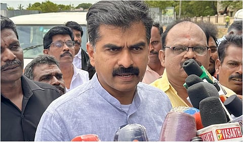 திண்டுக்கல்லில் செய்தியாளர்களுக்கு பேட்டியளித்த மதிமுக எம்.பி., துரைவைகோ. படம்: நா.தங்கரத்தினம்.