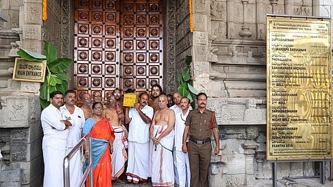 சந்திர கிரகணம்: ஏழுமலையான் கோயில் நடை சாத்தப்பட்டது