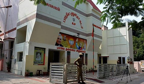 சென்னை கமலாலயத்துக்கு வெடிகுண்டு மிரட்டல்: மோப்ப நாய் உதவியுடன் போலீஸ் சோதனை