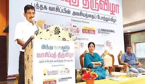 காஞ்சிபுரத்தில் ‘இந்து தமிழ் திசை’ சார்பில் நடைபெற்ற வாசிப்புத் திருவிழாவில் பேசுகிறார் தமிழக அரசின் முன்னாள் தலைமைச் செயலர் வெ.இறையன்பு. உடன் காஞ்சிபுரம் மாவட்ட ஆட்சியர் கலைச்செல்வி.