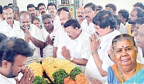 சட்டப்பேரவை எதிக்கட்சித் துணை தலைவர் ஆர்.பி.உதயகுமாரின் தாயார் மீனாள் அம்மாளின் உடலுக்கு முன்னாள் அமைச்சர்கள் திண்டுக்கல் சீனிவாசன், கே.டி.ராஜேந்திர பாலாஜி, ராஜன்செல்லப்பா எம்எல்ஏ உள்ளிட்டோர் அஞ்சலி செலுத்தினர்.
