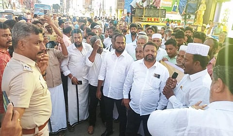 சிதம்பரம் அண்ணா சிலை அருகே தமிழ்நாடு முஸ்லிம் முன்னேற்றக் கழகத்தினர் ஆர்ப்பாட்டத்தில் ஈடுபட்டனர்.